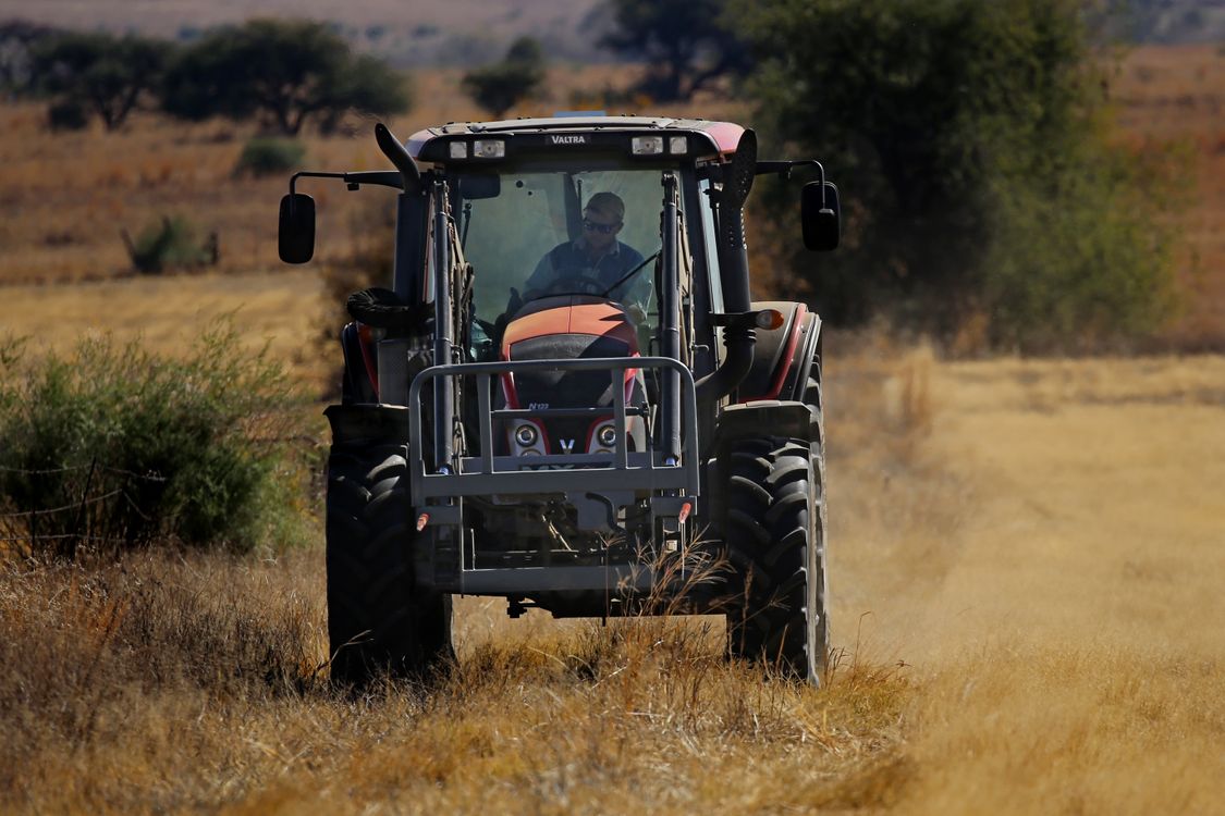 Farmer u traktoru na njivi – ilustracija radio komunikacije u poljoprivredi